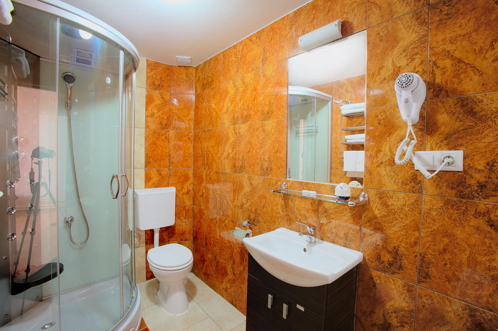 Отель Casa Preturii Tirgu Lapus Номер фото